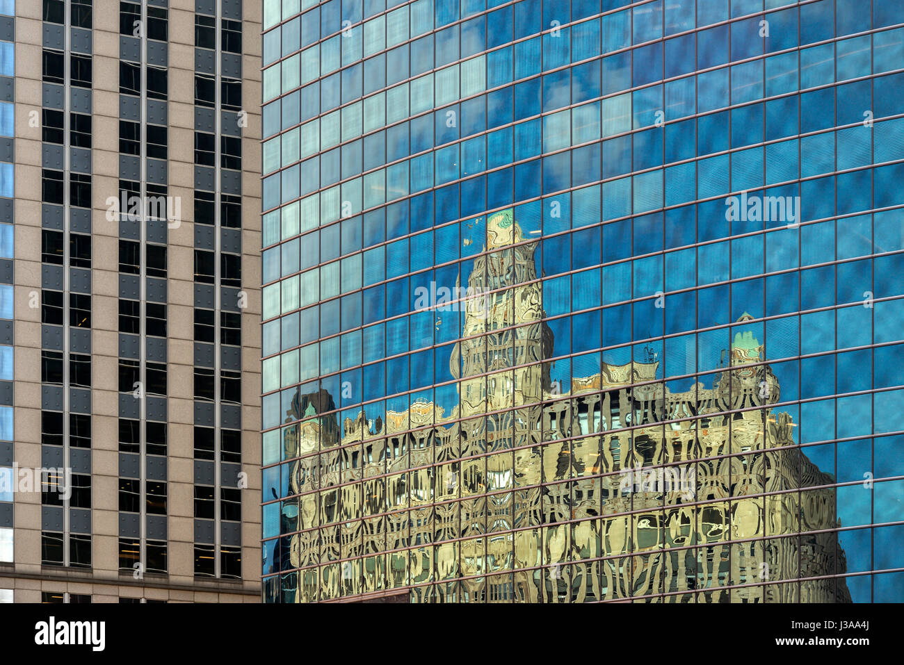 Gratte-ciel de Chicago et des bâtiments de croisière sur la rivière Chicago, USA Banque D'Images