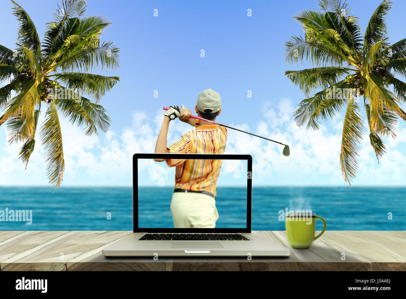 Les hommes de golfeurs golf swing shot joueur frappé sur les cours en dehors de la plage de l'océan pour vous détendre sur la journée avec un coffre et une tasse de café Banque D'Images