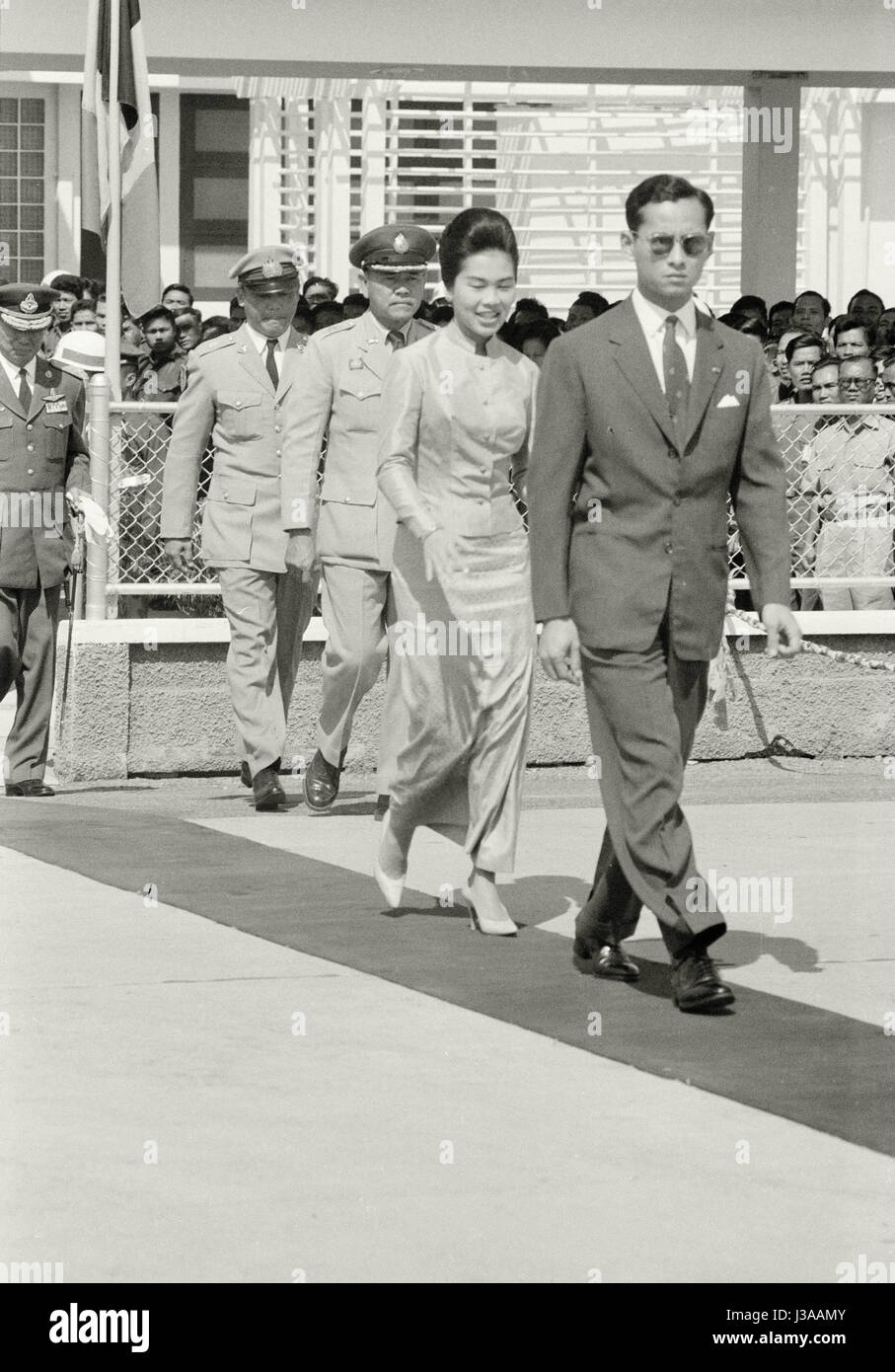 Roi de Thaïlande Bhumibol Adulyadej avec son épouse SIRIKIT au palais royal Banque D'Images