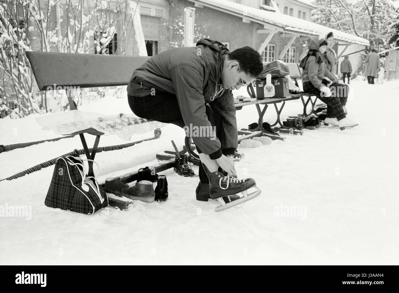 Roi de Thaïlande Bhumibol Adulyadej avec son épouse SIRIKIT durant leur séjour de ski Banque D'Images