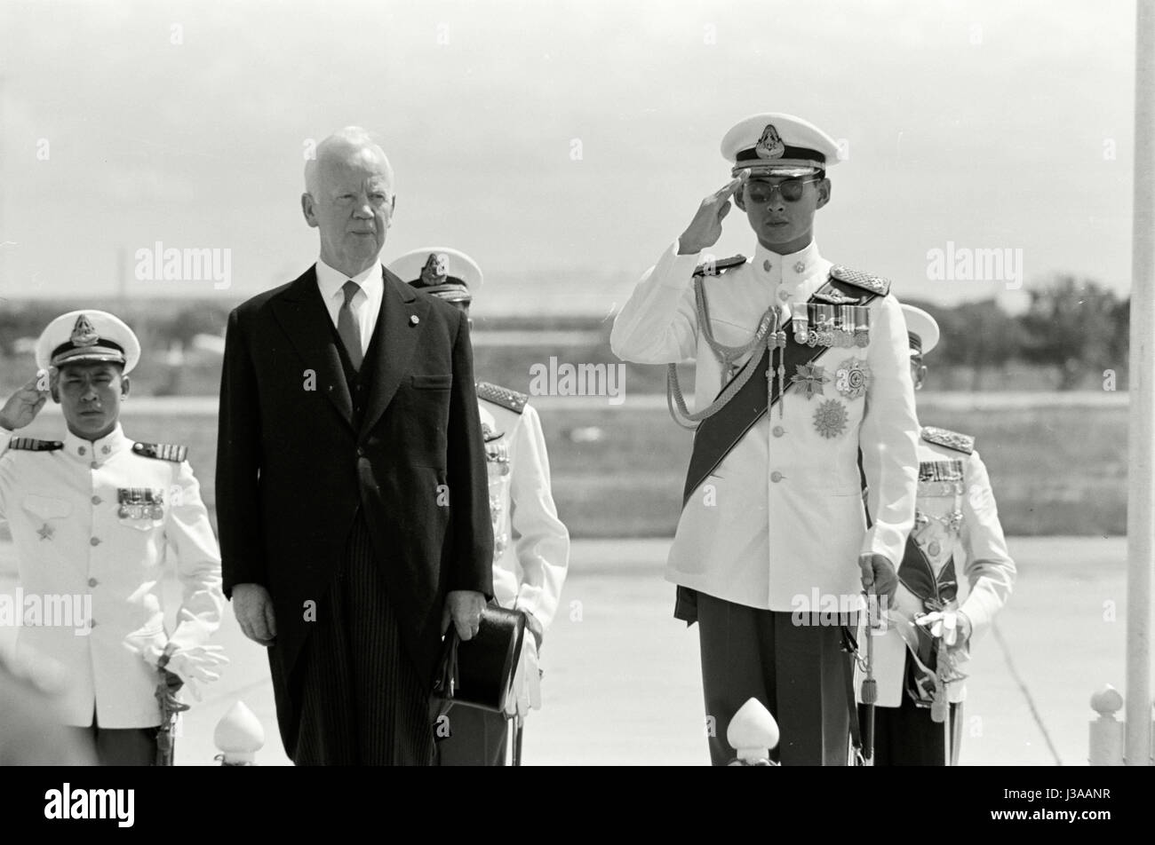Roi de Thaïlande Bhumibol Adulyadej, lors de la visite du président allemand Heinrich Lübke et son épouse Wilhelmine Banque D'Images