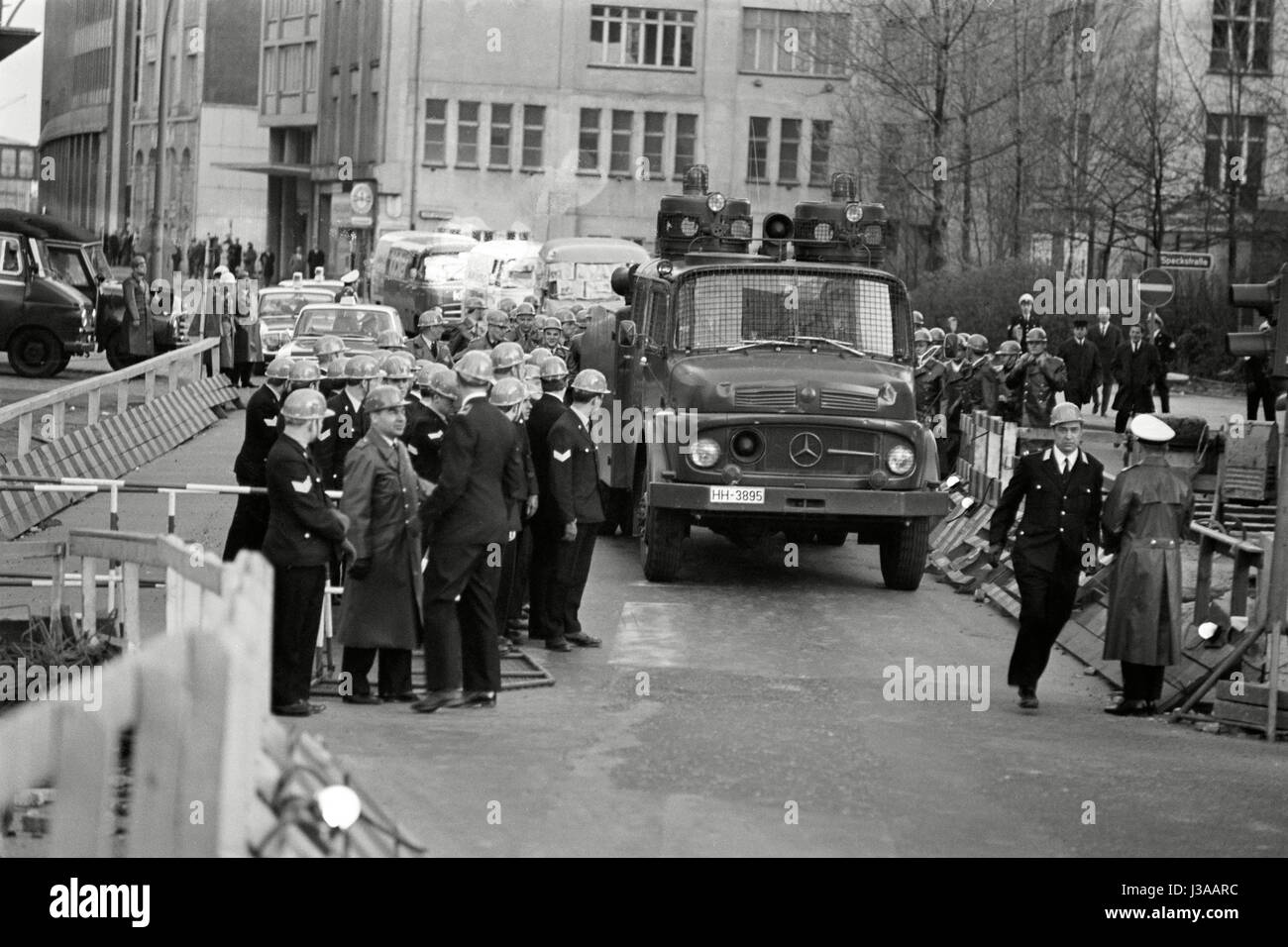 Les fourgonnettes de livraison d'Axel Springer sous la protection de la police de Hambourg, 1968 Banque D'Images