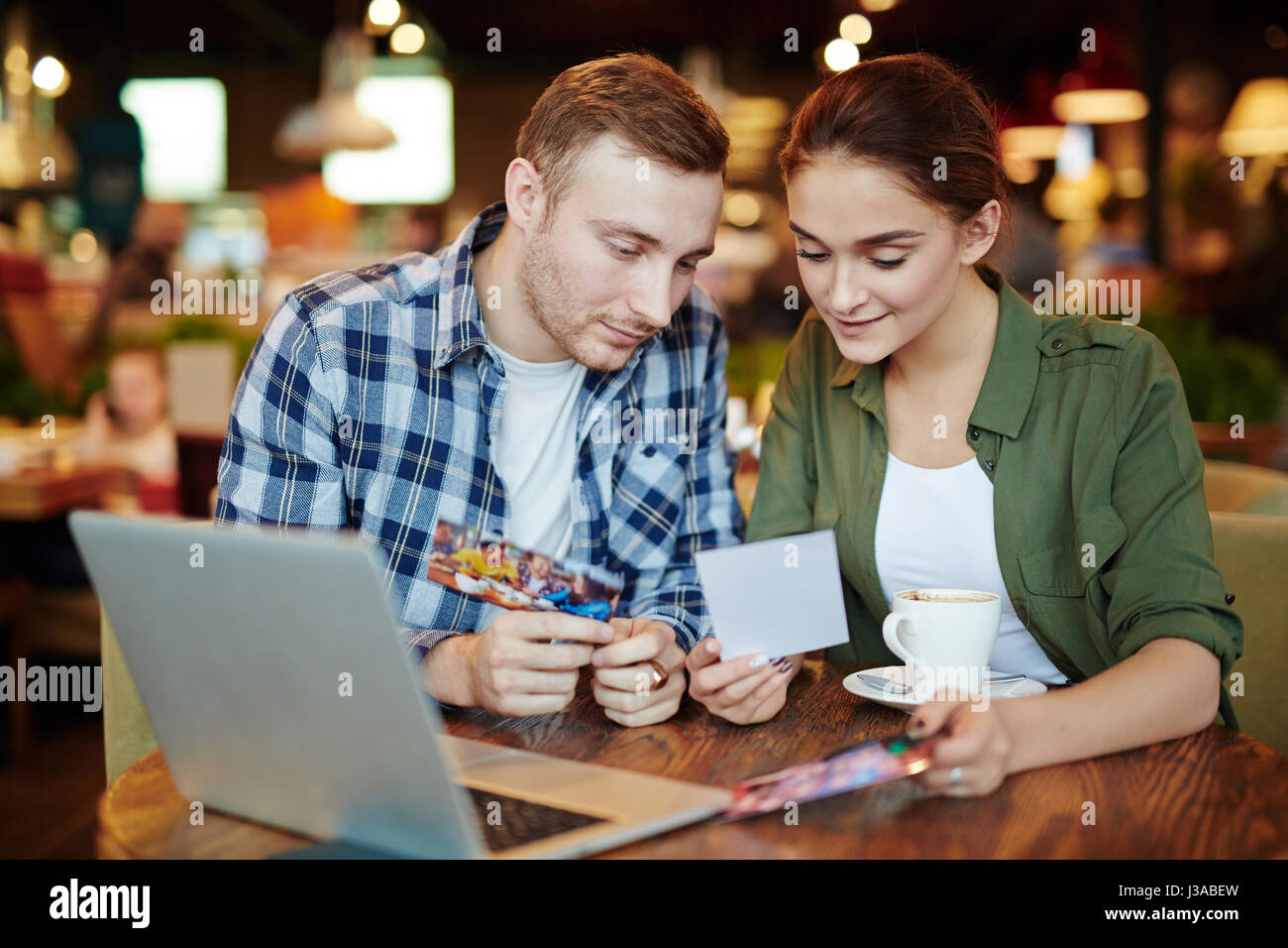 Best Friends Enjoying soir in Cafe Banque D'Images