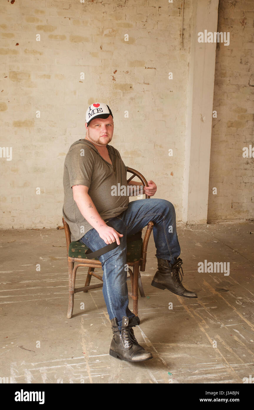 Gay man indoors wearing jeans Banque de photographies et d'images à haute  résolution - Alamy