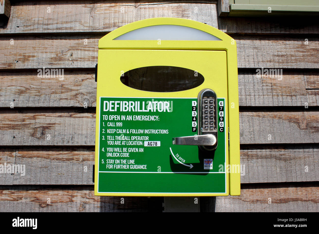 Village life saving défibrillateur Banque D'Images