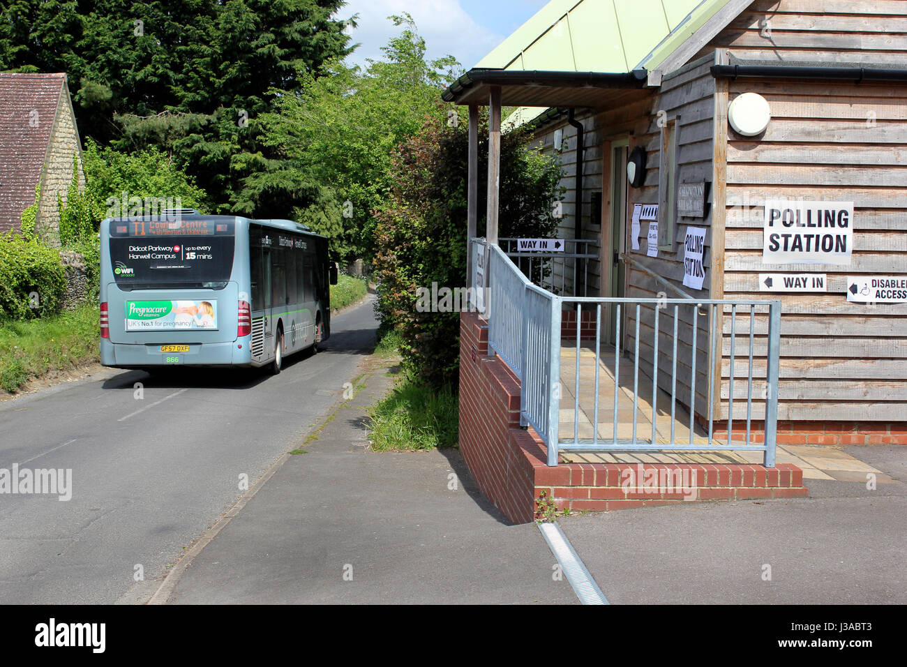 Laissez-passer d'autobus local Garsington Village Hall de scrutin pour l'élection du conseil local Oxfordshire Banque D'Images