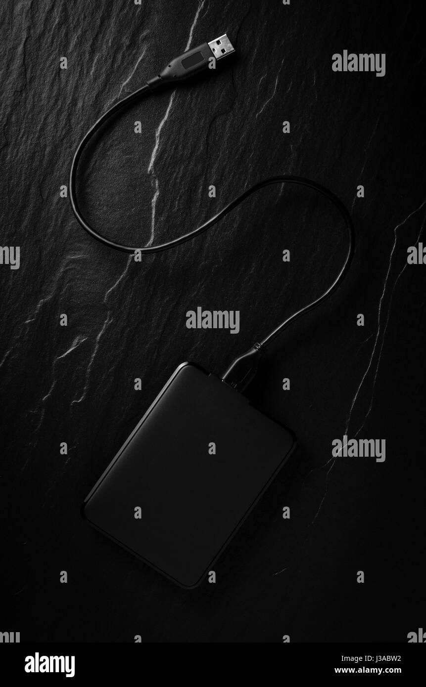 Disque dur externe sur fond sombre Banque D'Images