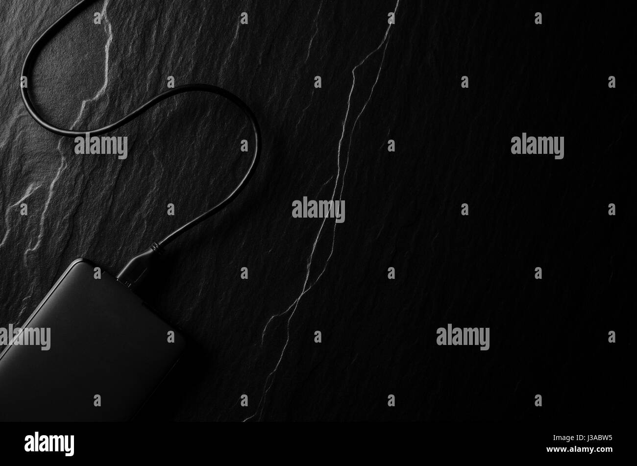 Disque dur externe sur fond sombre Banque D'Images