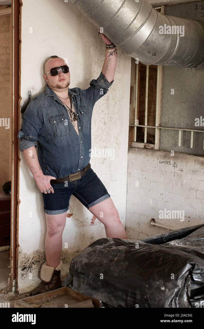 Gay Homme portant un short en jean et chemise en jean et les chaînes à  l'intérieur Photo Stock - Alamy