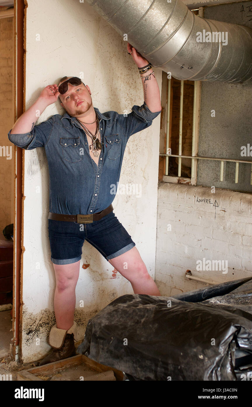 Gay Homme portant un short en jean et chemise en jean et les chaînes à  l'intérieur Photo Stock - Alamy