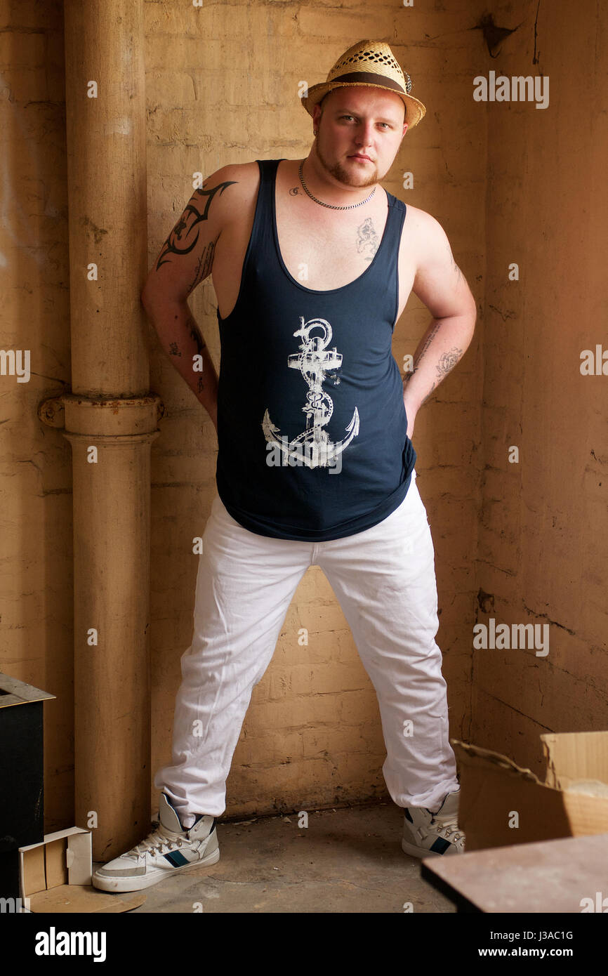 Gay Homme portant un pantalon blanc et gilet bleu à l'intérieur Photo Stock  - Alamy