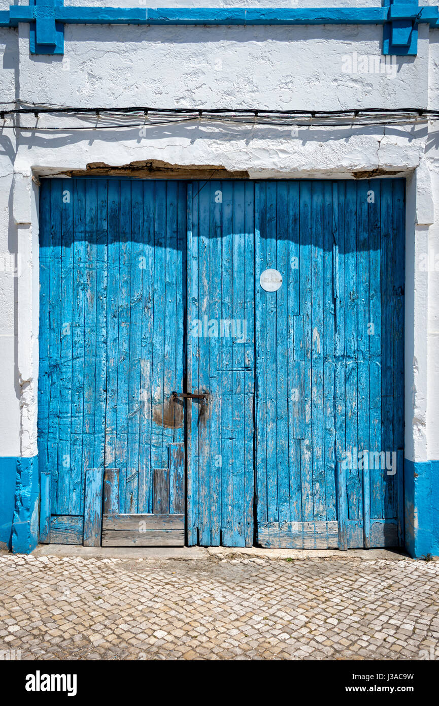 Vieilles portes de garage en bois peint bleu Banque D'Images