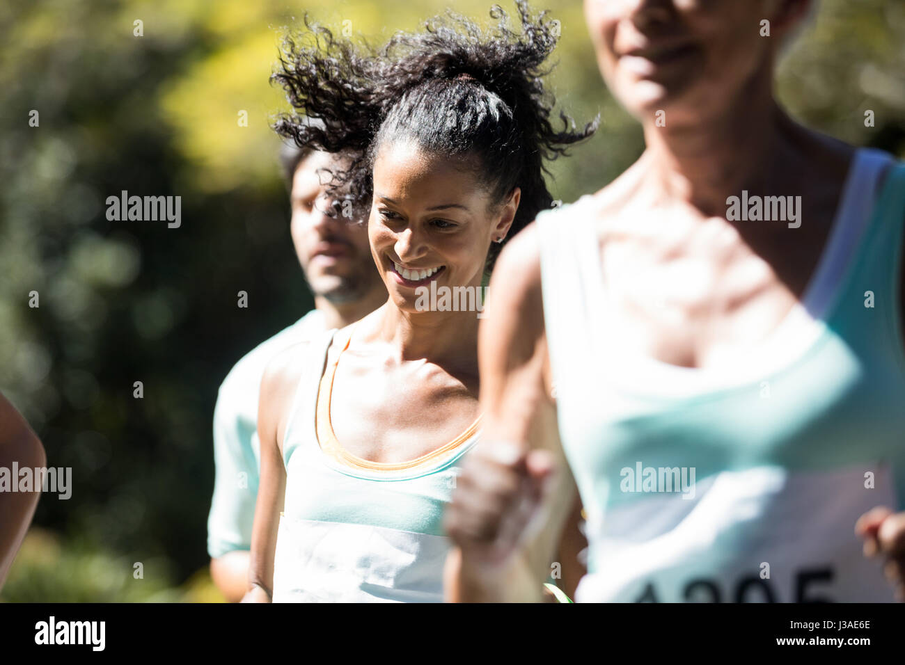 Marathon heureux de vous promener dans le parc de l'athlète Banque D'Images