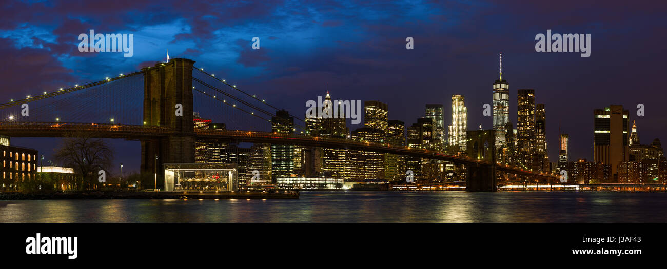 Pont de Brooklyn et Manhattan Panorama depuis DUMBO Au crépuscule, New York Banque D'Images