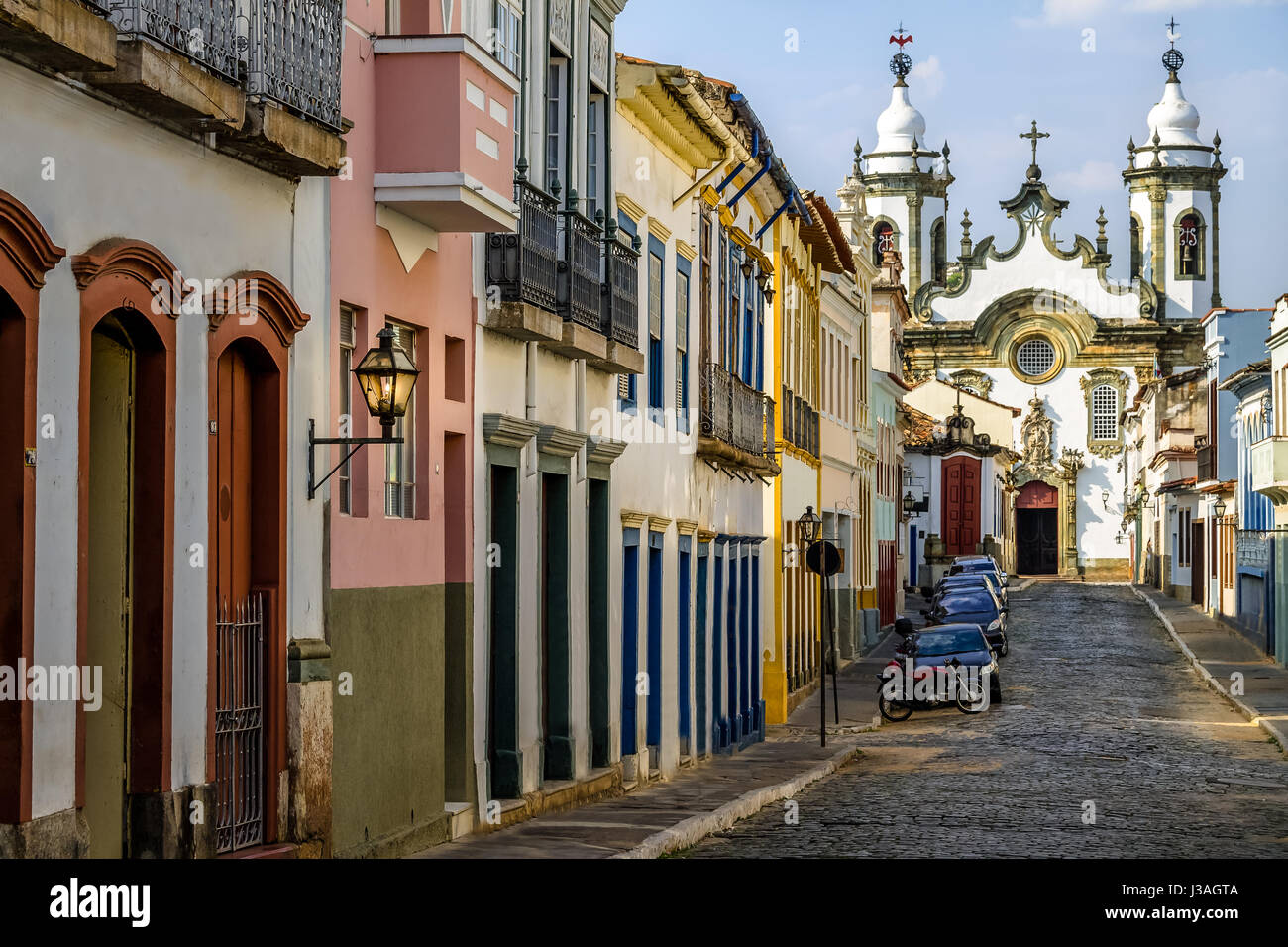 Street View de Sao Joao del Rei avec l'église de Nossa Senhora do Carmo sur le fond - Sao Joao del Rei, Minas Gerais, Brésil Banque D'Images