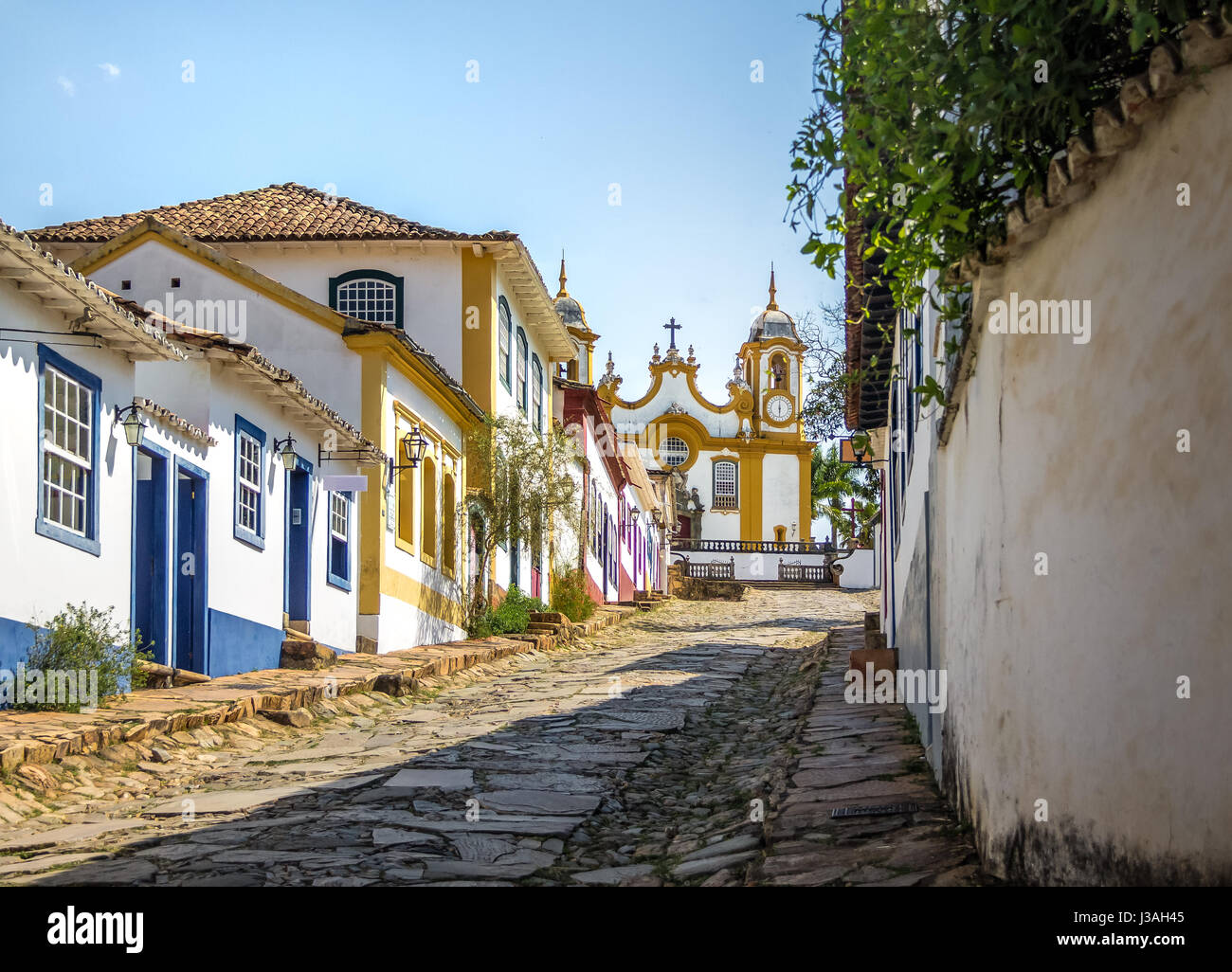 Maisons coloniales colorées et église de Santo Antonio - Tiradentes, Minas Gerais, Brésil Banque D'Images