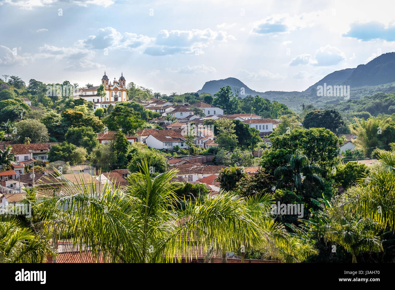Vue aérienne de la ville de Tiradentes et église de Santo Antonio - Tiradentes, Minas Gerais, Brésil Banque D'Images