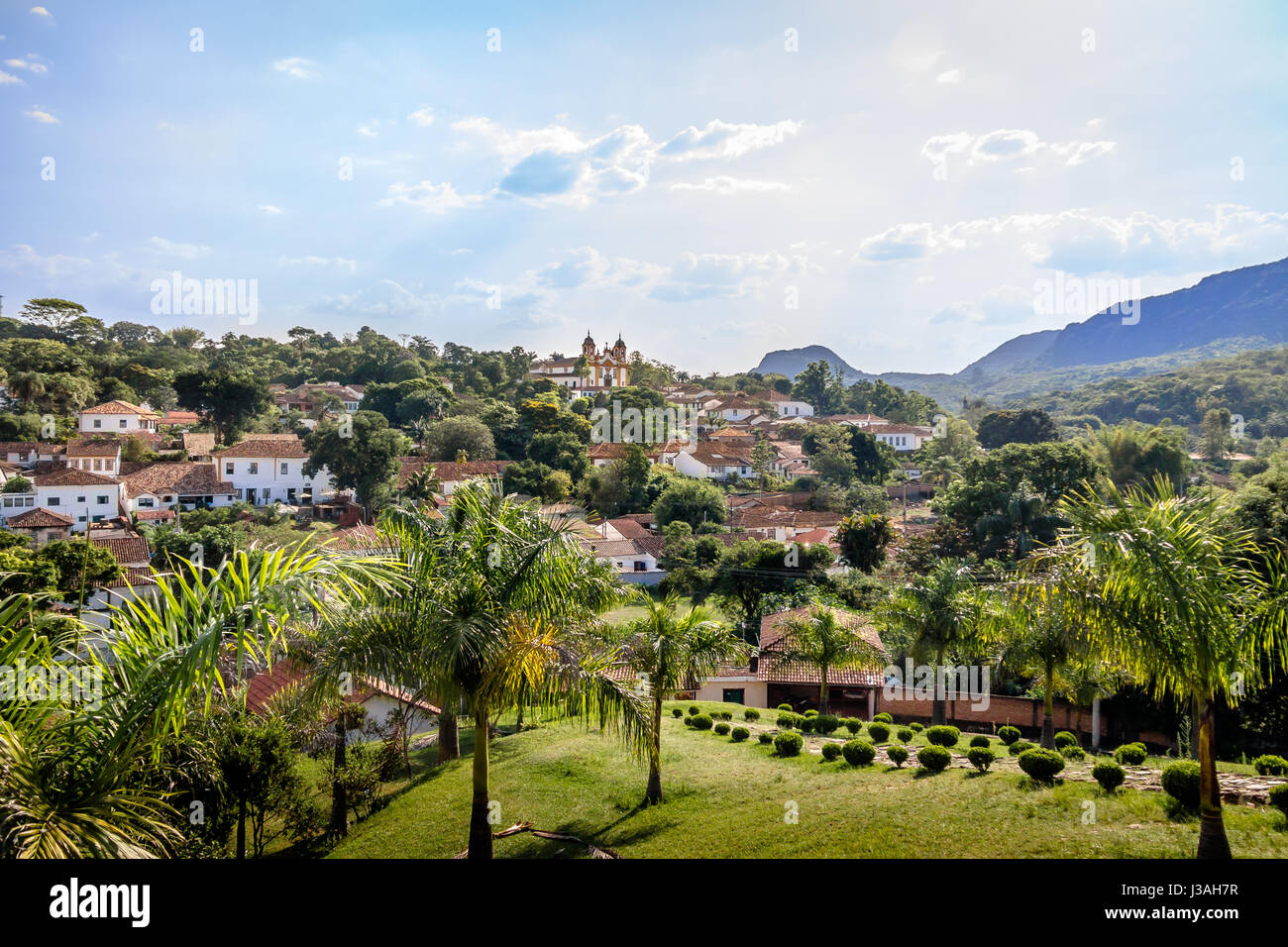 Vue aérienne de la ville de Tiradentes et église de Santo Antonio - Tiradentes, Minas Gerais, Brésil Banque D'Images