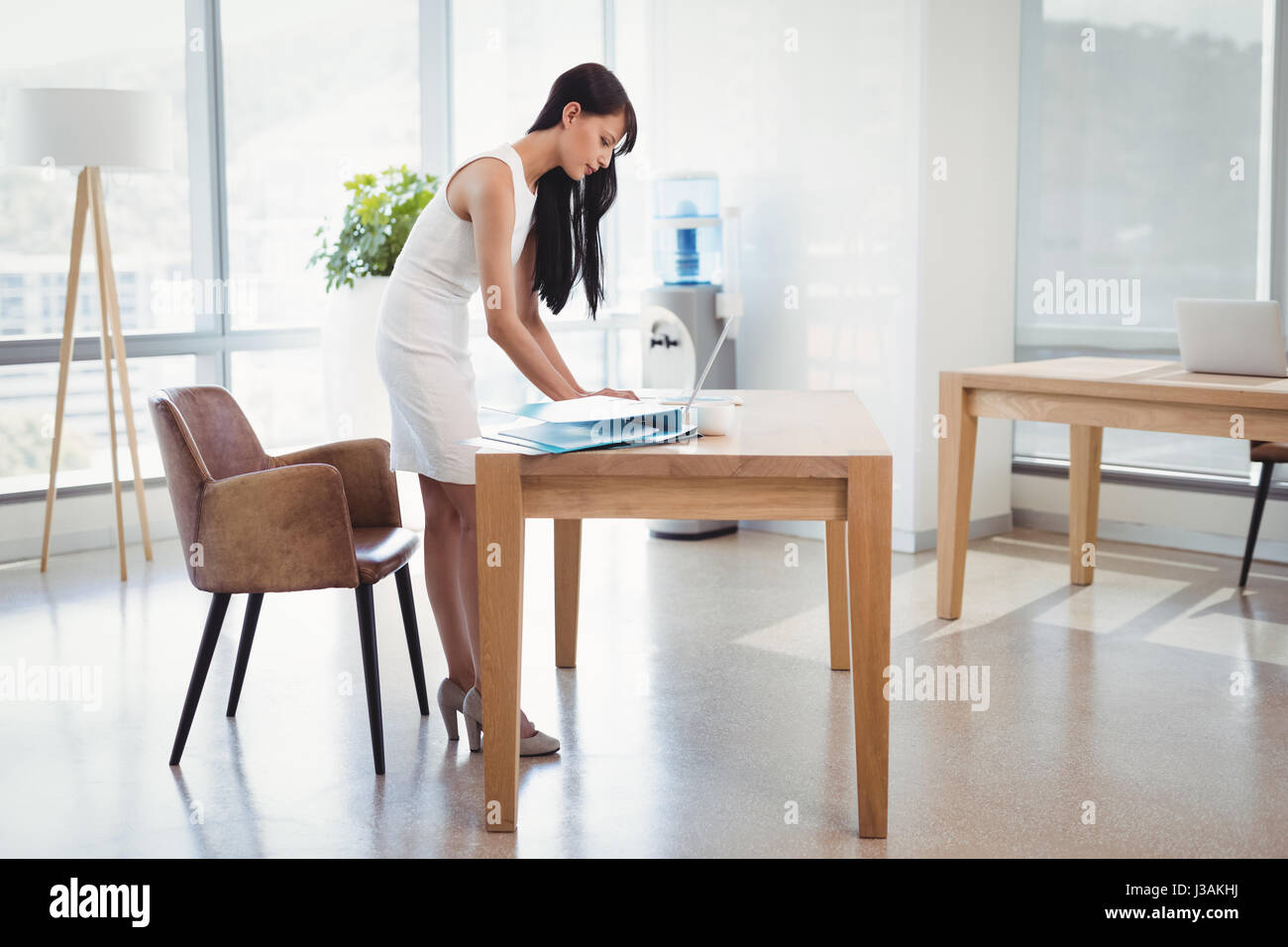 Exécutif attentif using laptop at desk in office Banque D'Images