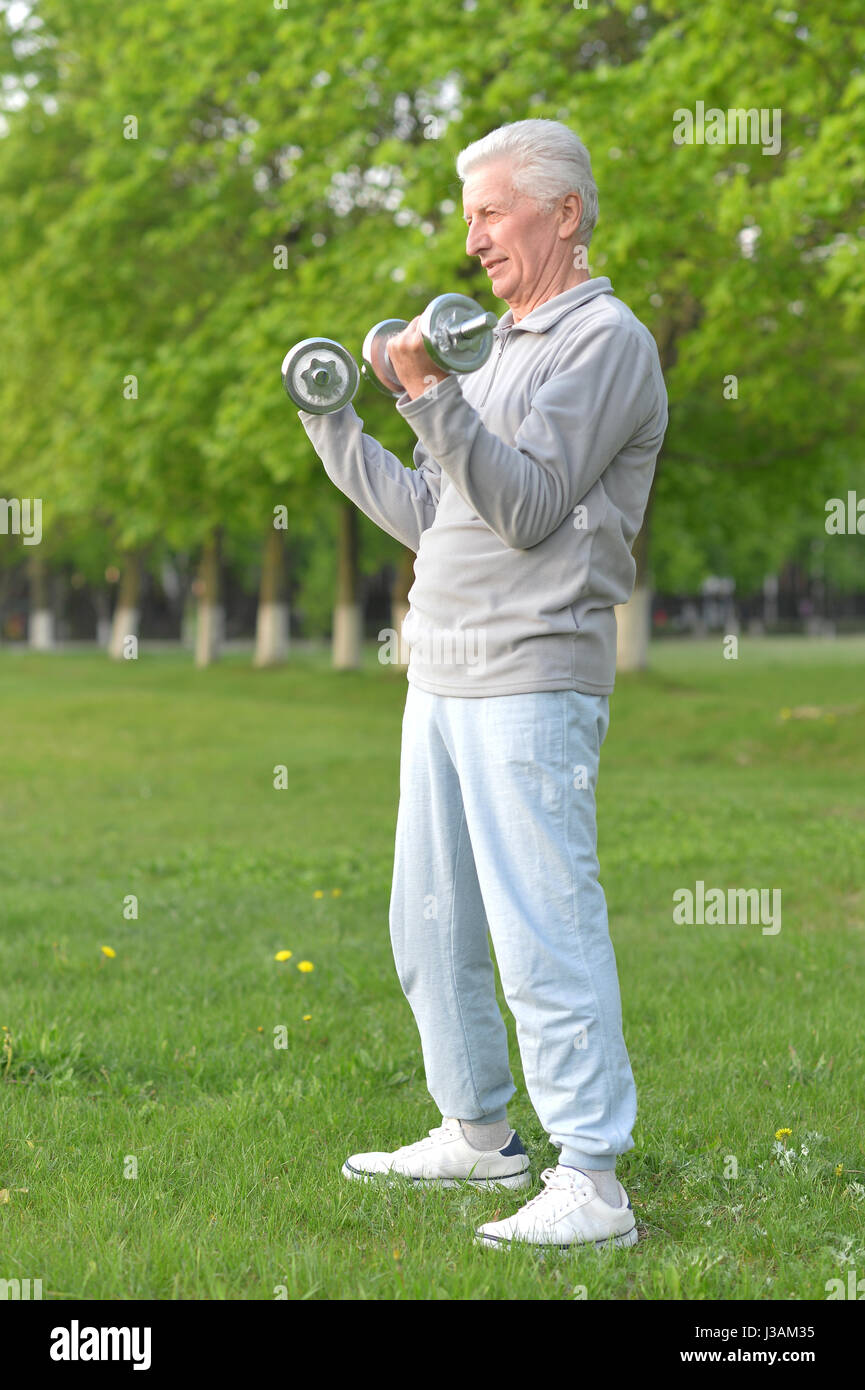 Vieil homme heureux de faire du sport Banque D'Images