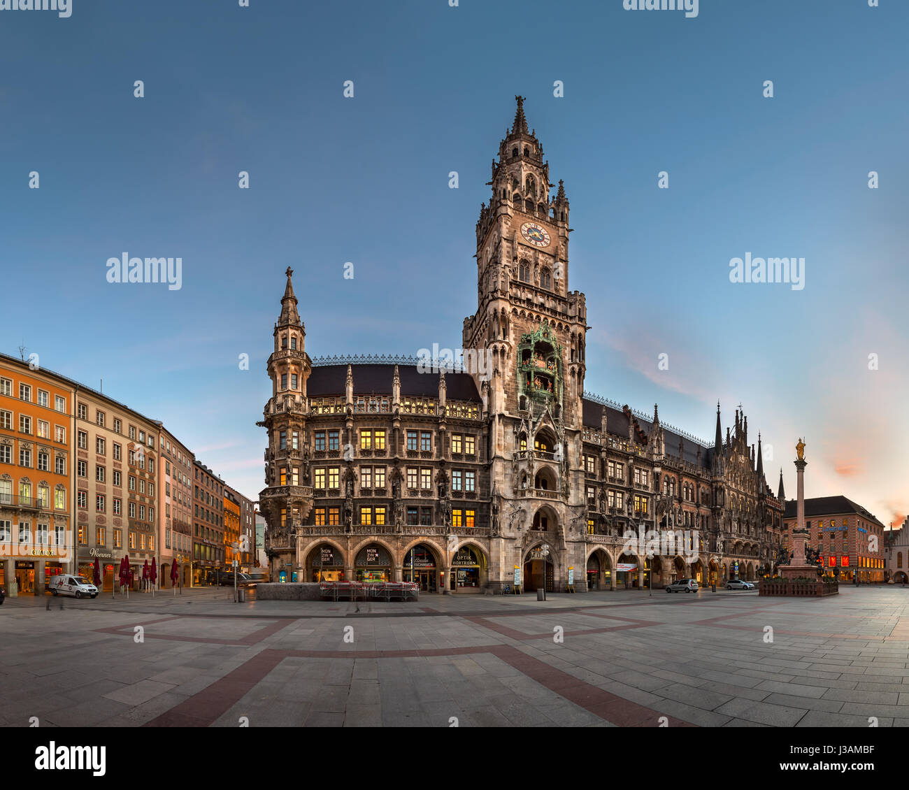 MUNICH, ALLEMAGNE - le 14 janvier 2016 : Panorama de Marienplatz à Munich, Allemagne. La Marienplatz est une place centrale de Munich et a été la ville principale Banque D'Images