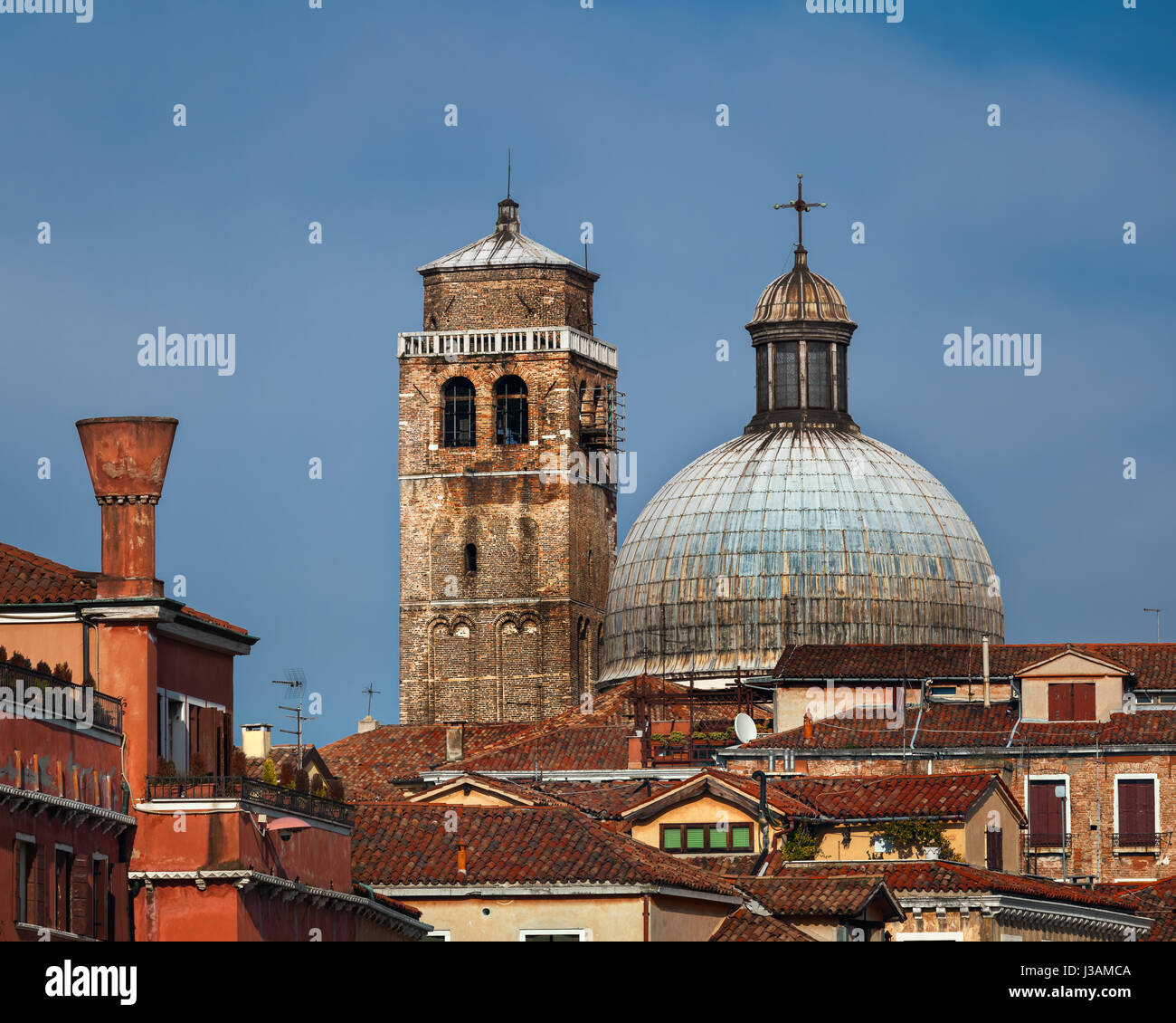 Dome et clocher de l'église San Geremia à Venise, Italie Banque D'Images