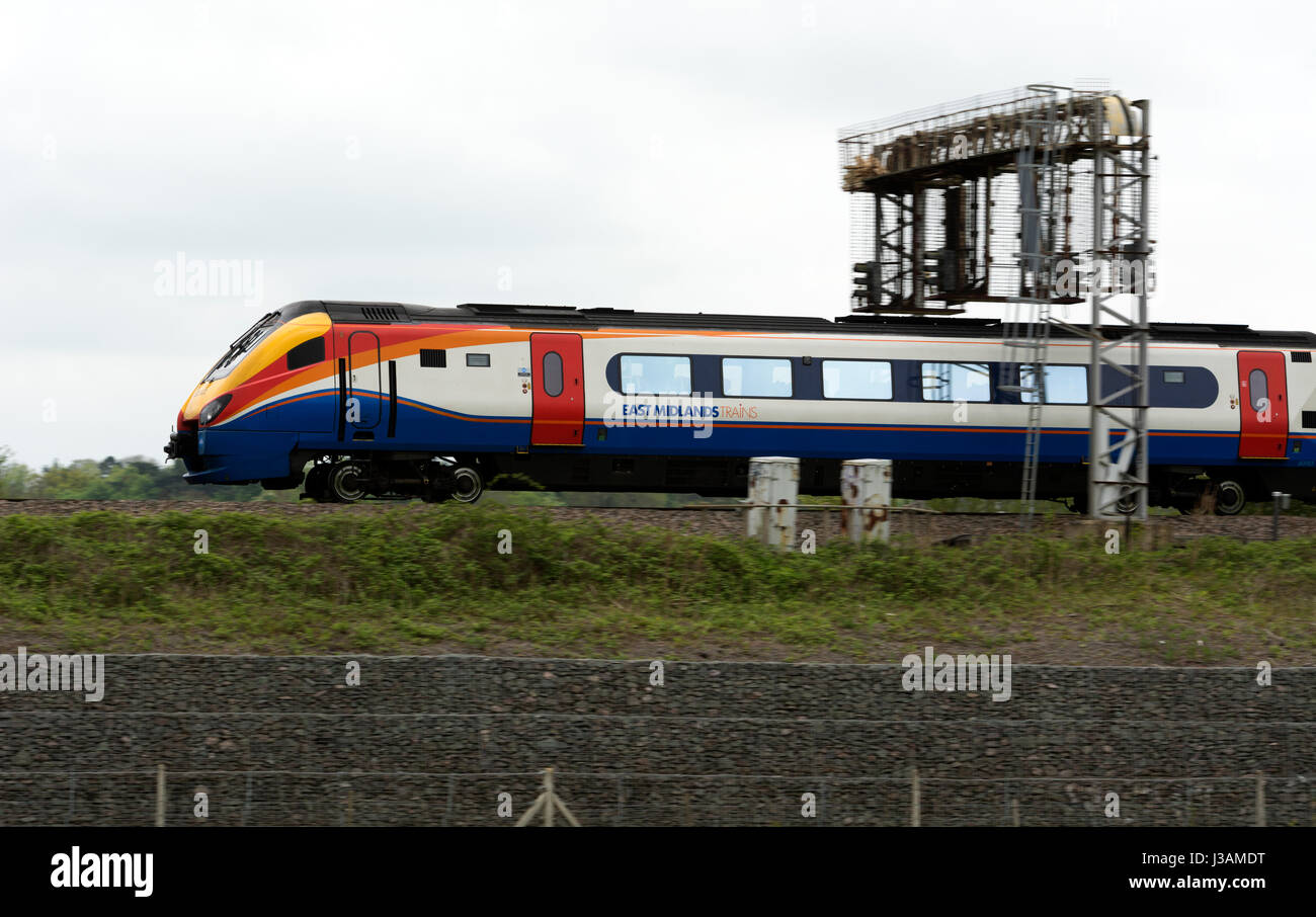 Un East Midlands Trains class 222 Meridian en vitesse près de Newton Harcourt, Leicestershire, England, UK Banque D'Images