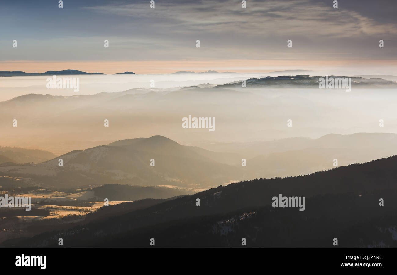 Paysage d'hiver au coucher du soleil. Vue depuis mountain Maljen, Divcibare Banque D'Images