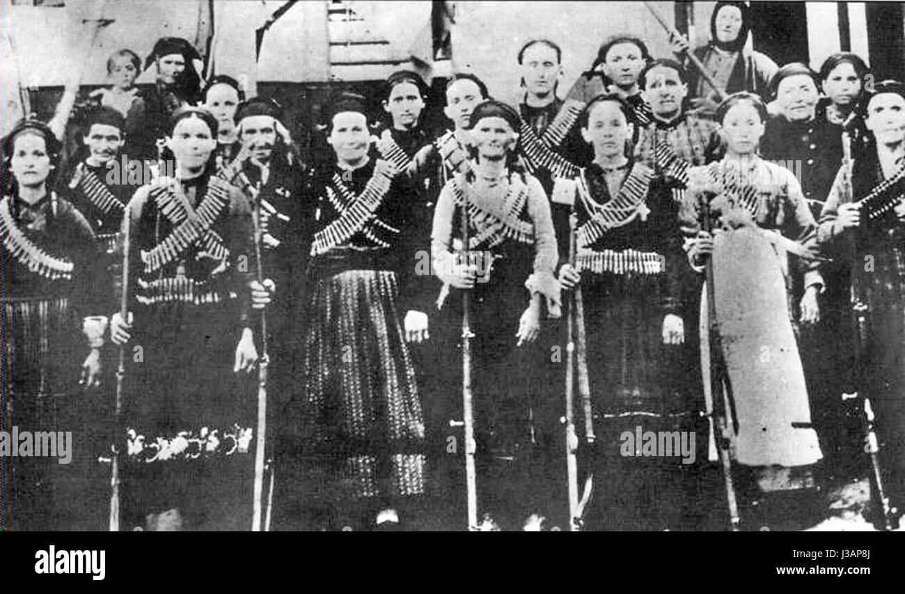 'Epirote Women Aug1914' représente des femmes de la région de l'Épire en Grèce, photographiées en août 1914, mettant en valeur les vêtements traditionnels et les pratiques culturelles de l'époque. Banque D'Images