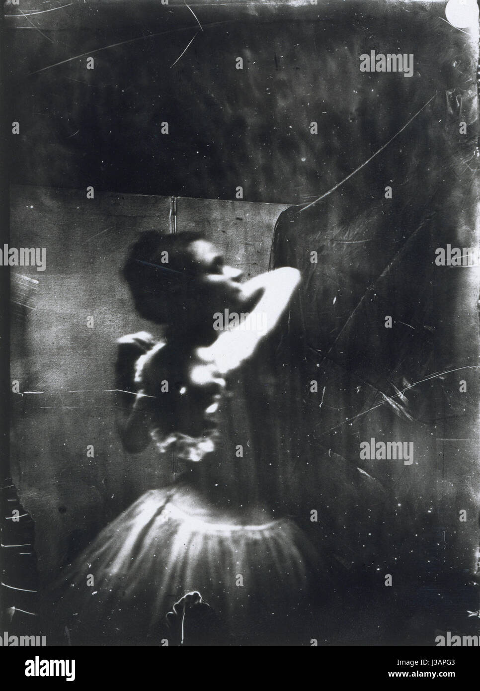 'Dancer Adjusting Her Shoulder Strap' est une peinture d'Edgar Degas, créée vers 1895. L'œuvre représente une danseuse de ballet ajustant sa tenue vestimentaire, reflétant l'accent mis par Degas sur le mouvement et les moments quotidiens de la vie du ballet. Banque D'Images