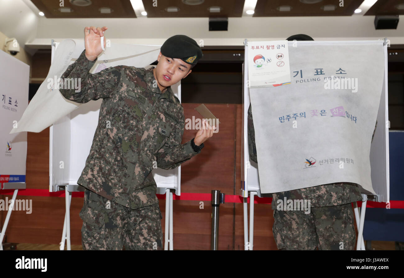 Séoul, Corée du Sud. 4 mai, 2017. Des soldats sud-coréens voter par anticipation à Séoul, Corée du Sud, le 4 mai 2017. Credit : Lee Sang-ho/Xinhua/Alamy Live News Banque D'Images