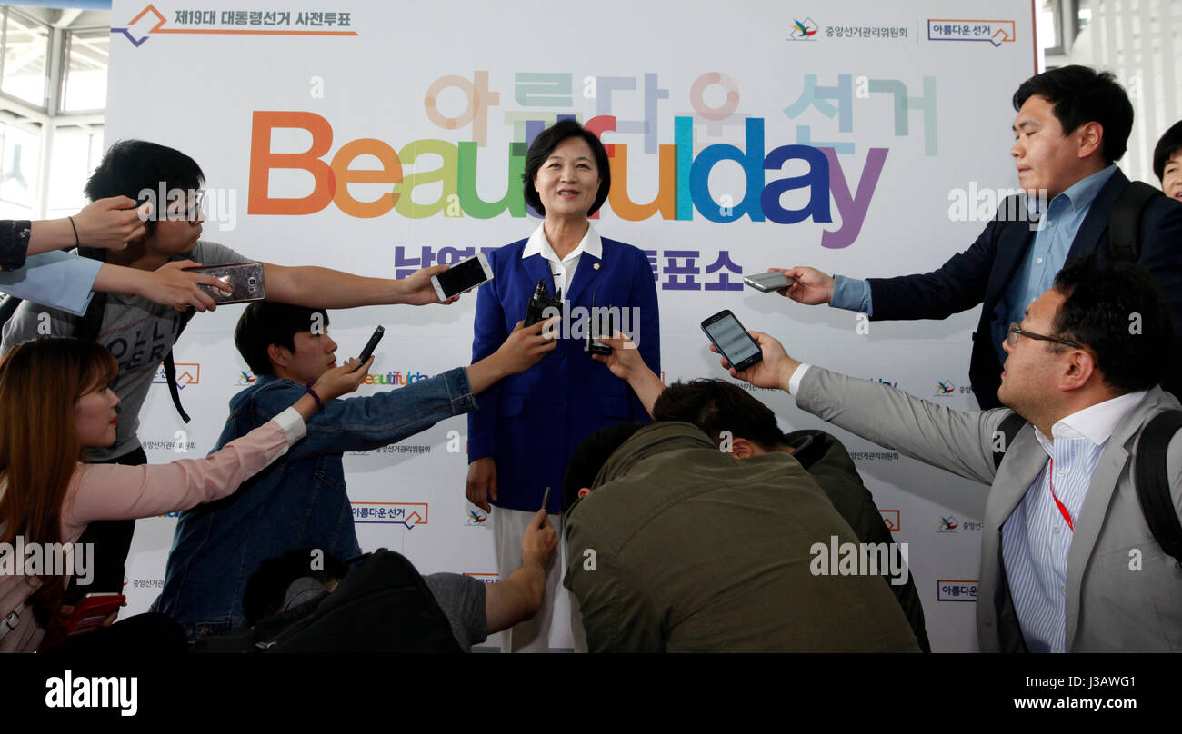 Séoul, Corée du Sud. 4 mai, 2017. Choo Mi-ae, présidente de l'opposition plus Minjoo parti, parle aux médias, à Séoul, Corée du Sud, le 4 mai 2017. Cet établissement de crédit : Yao/Xinhua/Alamy Live News Banque D'Images