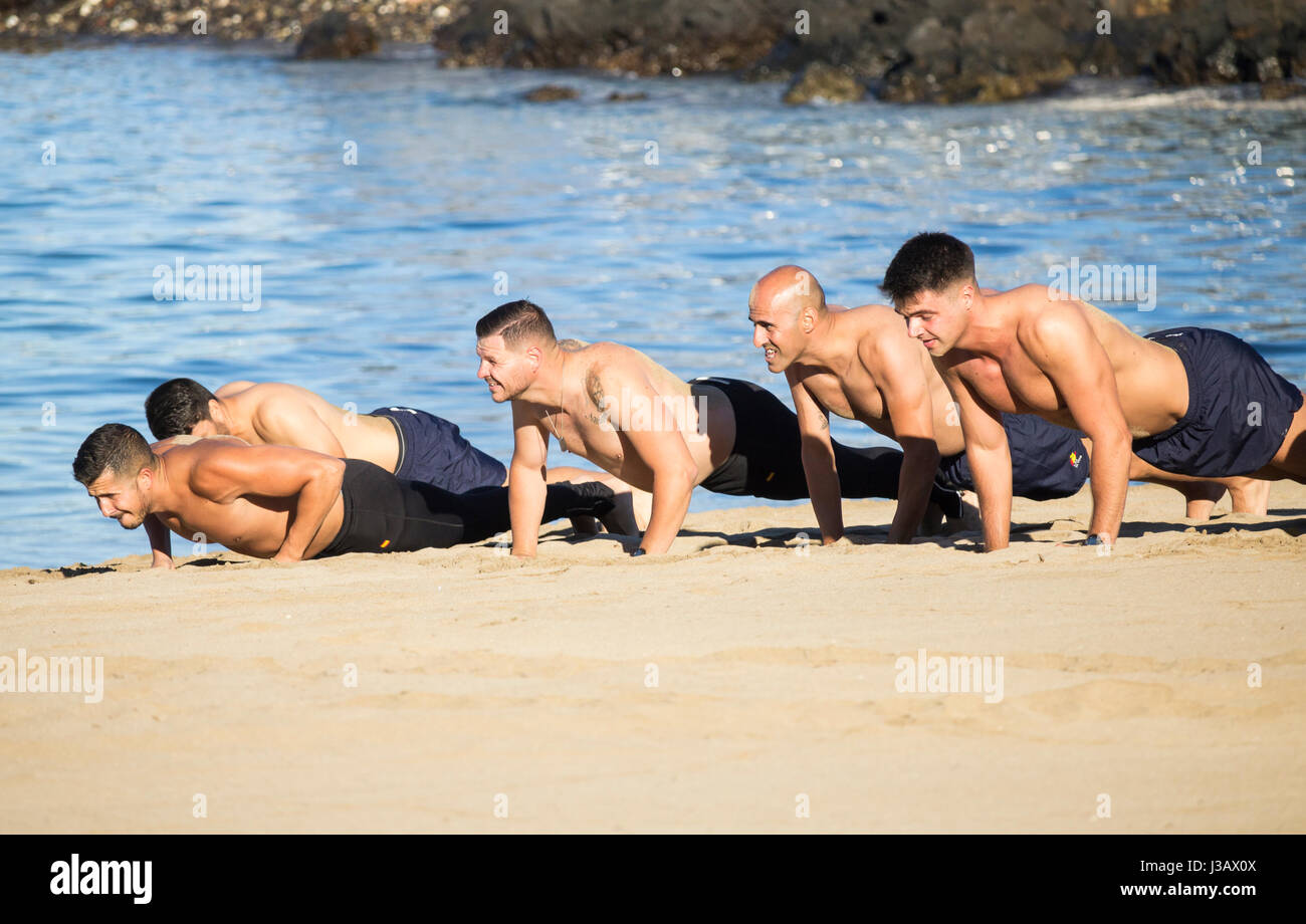 Soldats espagnols exerçant sur la plage. Banque D'Images