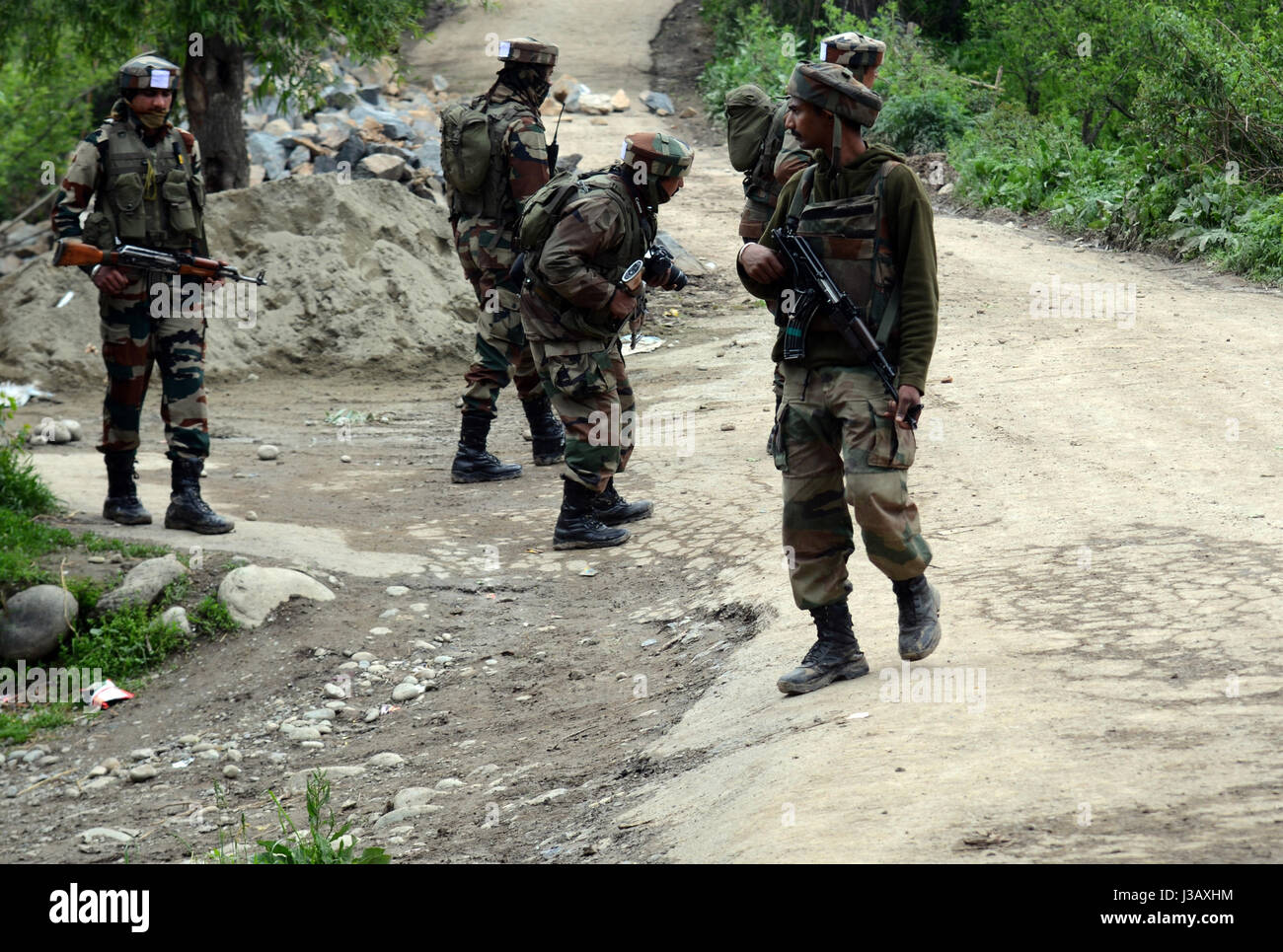 Srinagar, au Cachemire. 4 mai, 2017. Prise de position de l'armée indienne. Plus de 22 villages ont été bouclés au Jammu-et-Cachemire's Shopian. La mesure a été prise à la suite des récentes attaques terroristes dans la vallée en fonction de rapport. Il a été affirmé que les opérations de recherche ont commencé. Il y a quelques jours, des raids similaires ont été réalisées à divers endroits de Kulgam attenant ainsi qu'à la suite d'une pointe de la Shopian au sujet de la présence des deux qui avait tué sept personnes, dont cinq policiers indiens. Credit : Sofi suhail/Alamy Live News Banque D'Images