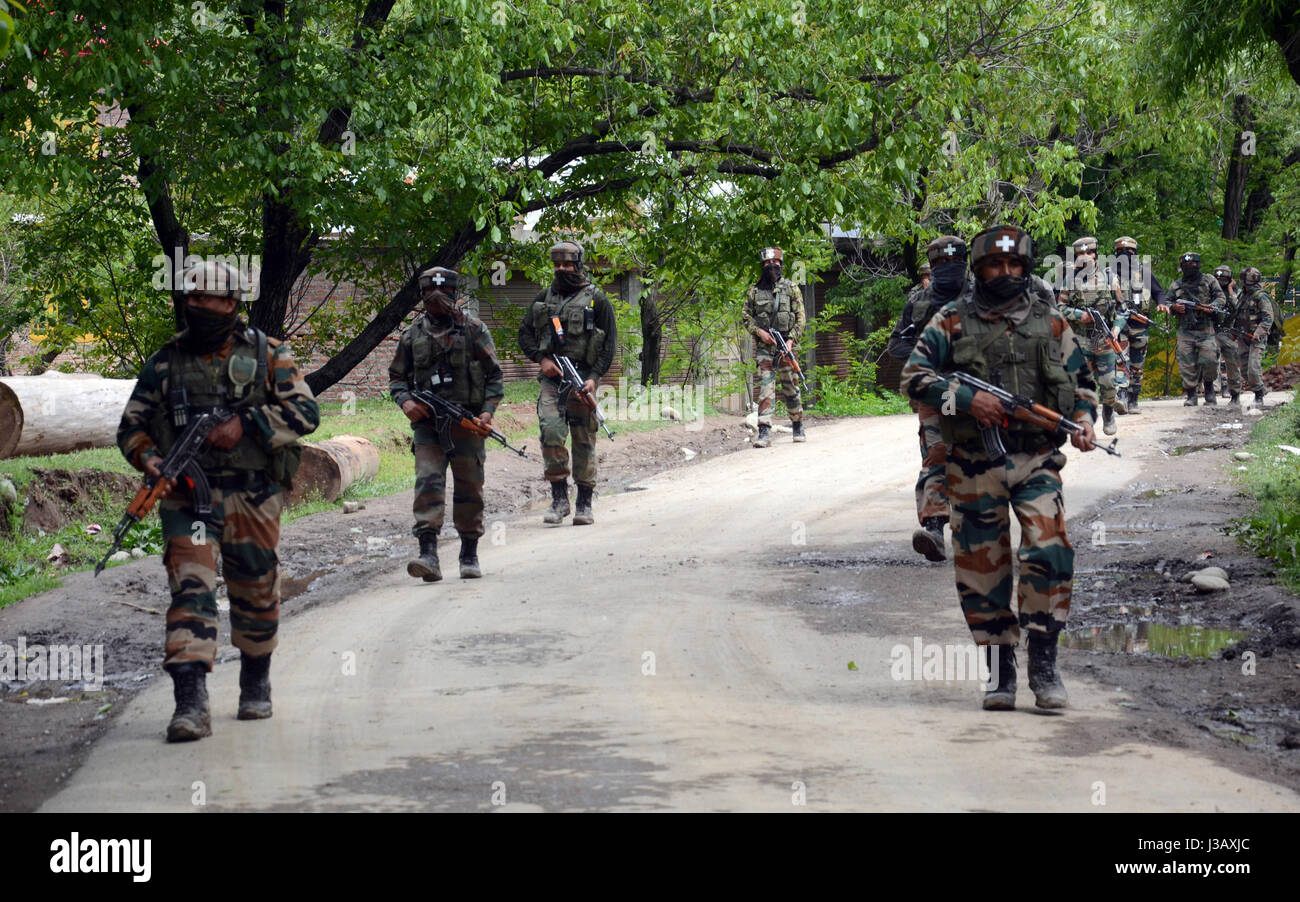 Srinagar, au Cachemire. 4 mai, 2017. Les patrouilles de l'armée indienne. Plus de 22 villages ont été bouclés au Jammu-et-Cachemire's Shopian. La mesure a été prise à la suite des récentes attaques terroristes dans la vallée en fonction de rapport. Il a été affirmé que les opérations de recherche ont commencé. Il y a quelques jours, des raids similaires ont été réalisées à divers endroits de Kulgam attenant ainsi qu'à la suite d'une pointe de la Shopian au sujet de la présence des deux qui avait tué sept personnes, dont cinq policiers indiens. Credit : Sofi suhail/Alamy Live News Banque D'Images