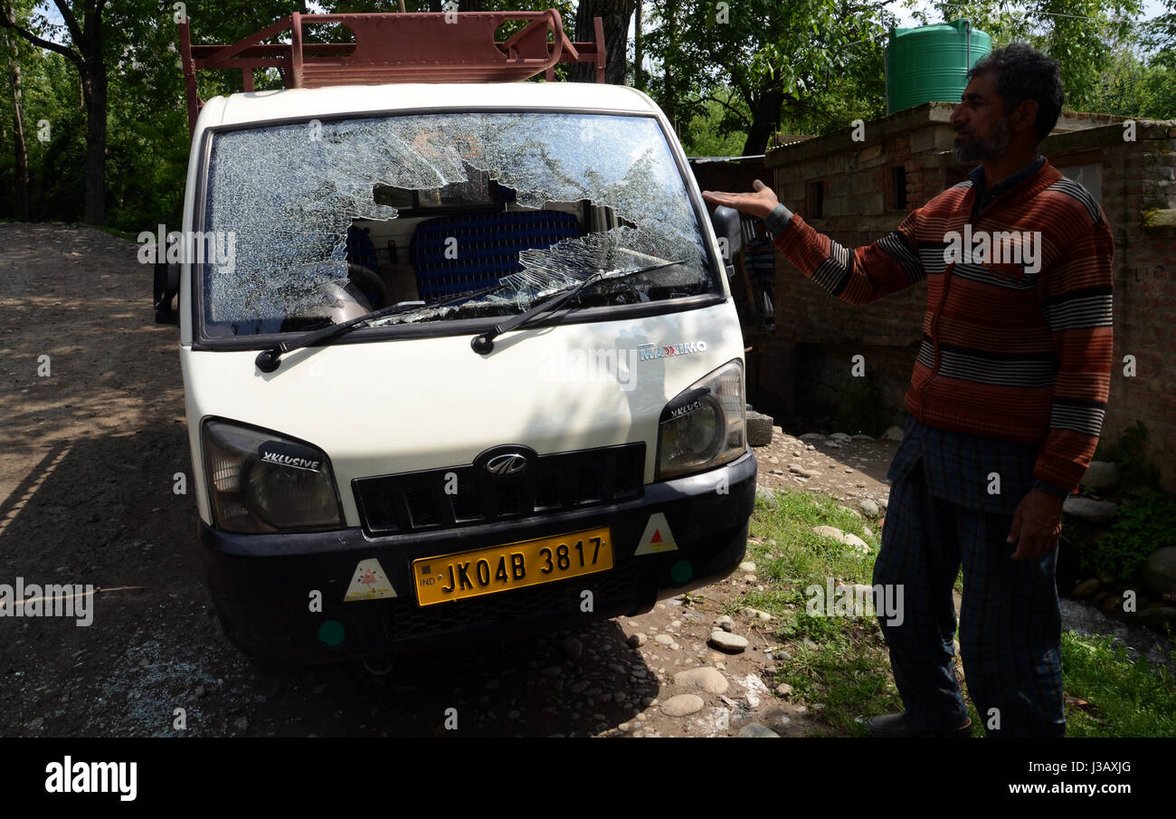 Srinagar, au Cachemire. 4 mai, 2017. Véhicule vandalisé au cours d'affrontements. Plus de 22 villages ont été bouclés au Jammu-et-Cachemire's Shopian. La mesure a été prise à la suite des récentes attaques terroristes dans la vallée en fonction de rapport. Il a été affirmé que les opérations de recherche ont commencé. Il y a quelques jours, des raids similaires ont été réalisées à divers endroits de Kulgam attenant ainsi qu'à la suite d'une pointe de la Shopian au sujet de la présence des deux qui avait tué sept personnes, dont cinq policiers indiens. Credit : Sofi suhail/Alamy Live News Banque D'Images