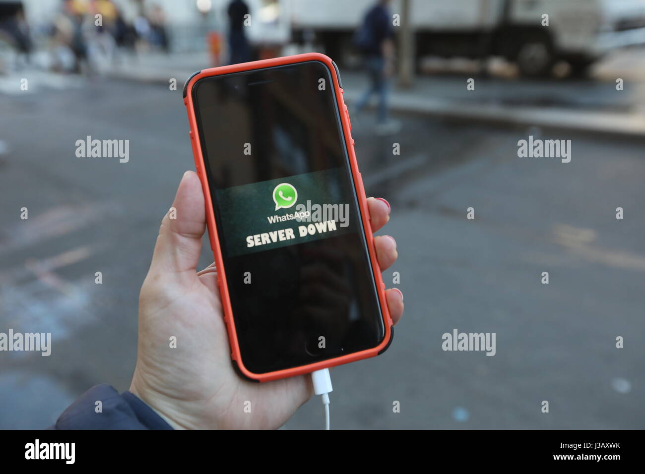 Message service WhatsAPP est inopérant dans plusieurs pays dont le Brésil le mercredi, 03. (PHOTO : VANESSA CARVALHO/BRÉSIL PHOTO PRESSE) Banque D'Images