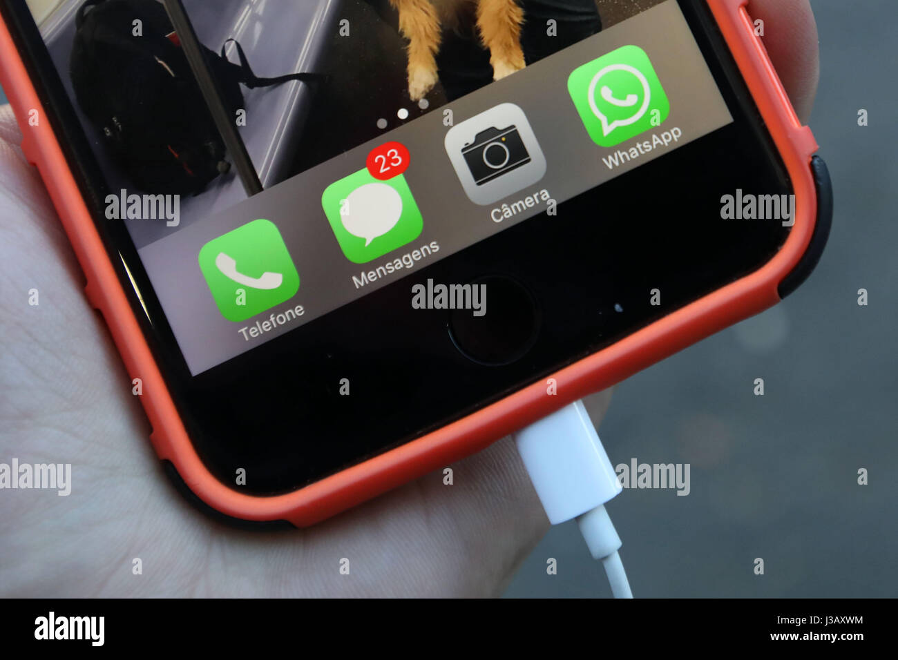 Message service WhatsAPP est inopérant dans plusieurs pays dont le Brésil le mercredi, 03. (PHOTO : VANESSA CARVALHO/BRÉSIL PHOTO PRESSE) Banque D'Images