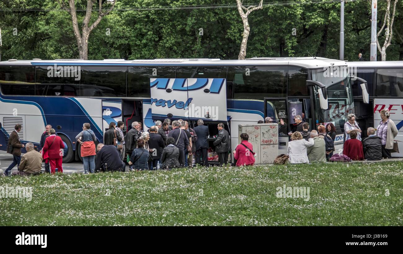 Belgrade, Serbie. 04 mai 2017. Chaque année le jour de la mort de Josip Broz Tito, Président de Yougoslavie, ses admirateurs de pays qui composent la Yougoslavie, et d'autres, sa tombe pour exprimer leur respect. Credit : Bratislav Stefanovic/Alamy Live News Banque D'Images