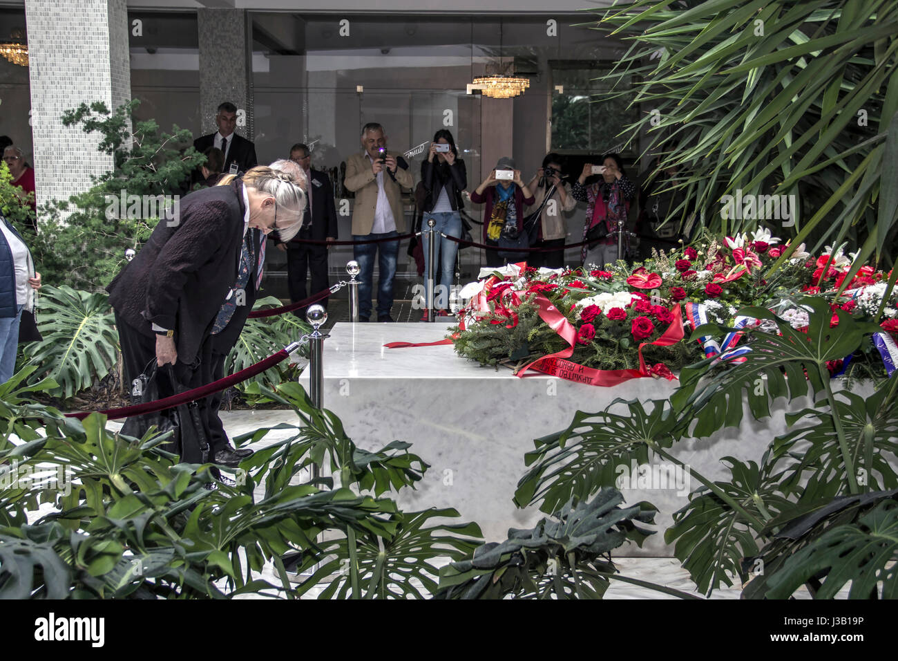 Belgrade, Serbie. 04 mai 2017. Chaque année le jour de la mort de Josip Broz Tito, Président de Yougoslavie, ses admirateurs de pays qui composent la Yougoslavie, et d'autres, sa tombe pour exprimer leur respect. Credit : Bratislav Stefanovic/Alamy Live News Banque D'Images