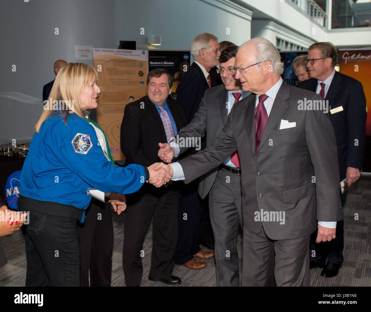 Sa Majesté le Roi de Suède Le Roi Carl XVI Gustaf, droite, est accueilli par l'astronaute de la NASA Kay de voitures lors d'une visite d'une délégation suédoise au Goddard Space Flight Center 3 mai 2017 à Greenbelt, Maryland. Banque D'Images