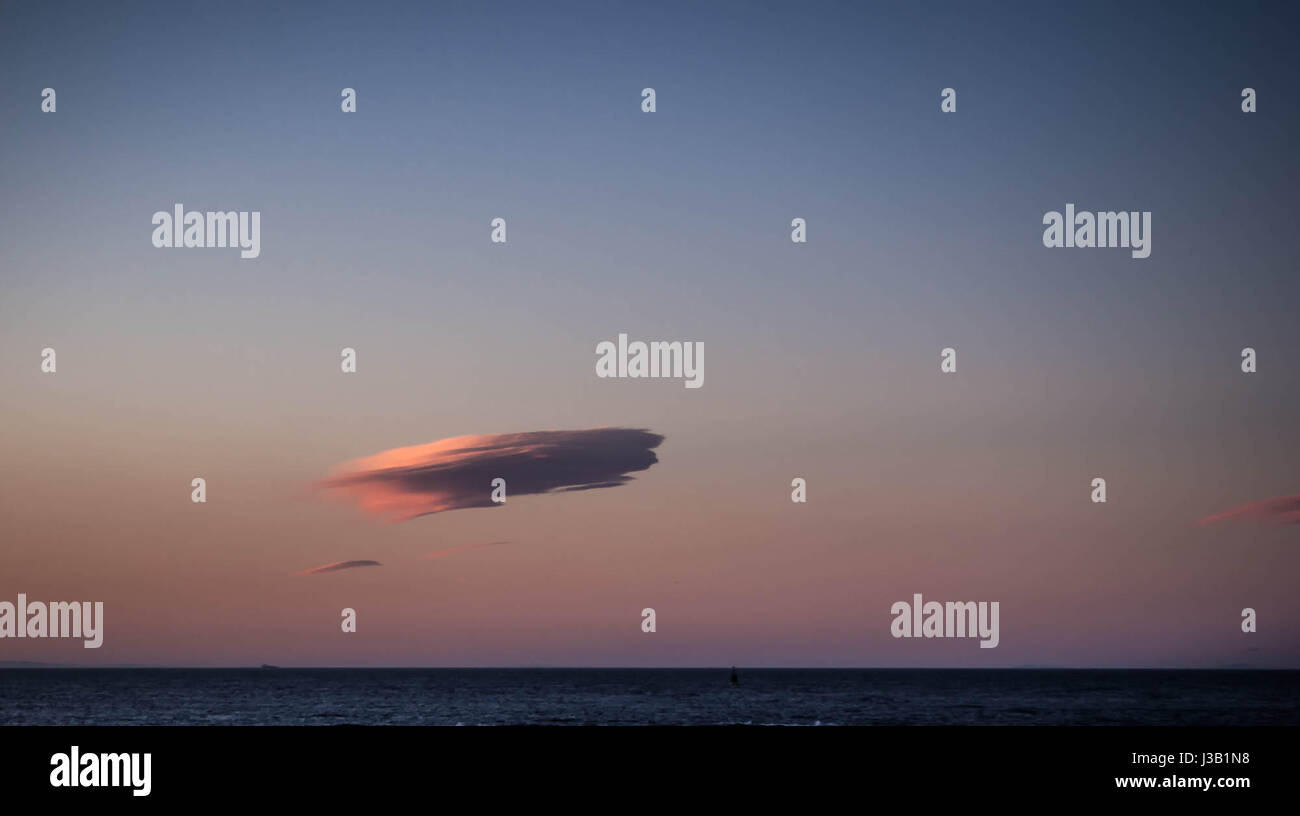 Groomsport, Bangor, Irlande du Nord, Royaume-Uni. 4 mai, 2017. La formation de nuages plus étrange Belfast Lough, personne les tendances météorologiques Crédit : Jeffrey silvers/Alamy Live News Banque D'Images