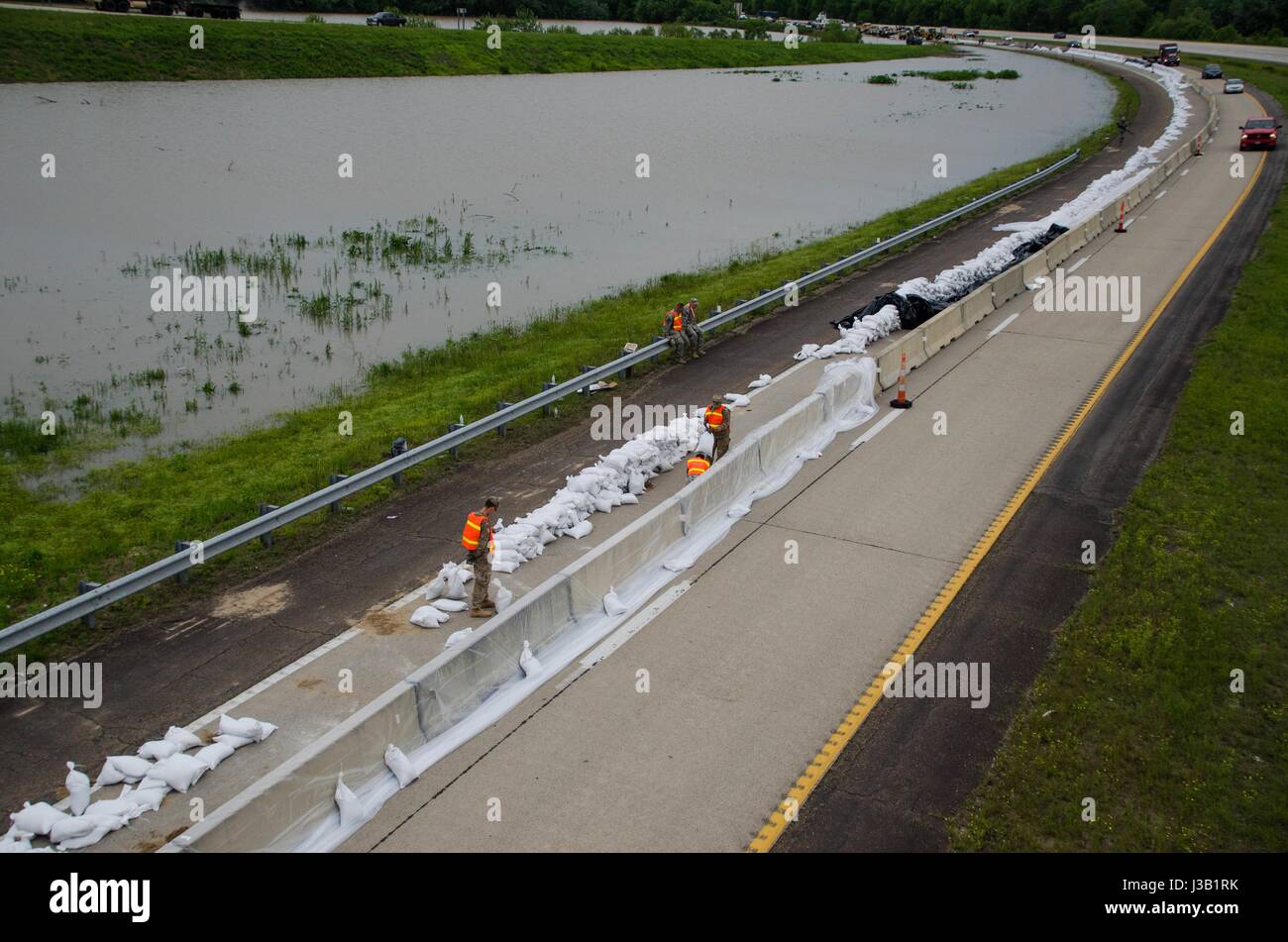 La Garde nationale du Missouri travailler à créer un mur avec des sacs pour garder les eaux de l'autoroute 60 3 mai 2017 à Fisk, Missouri. L'inondation a envahi les villes historiques à travers l'Arkansas et le Missouri avec au moins 20 personnes mortes. Banque D'Images