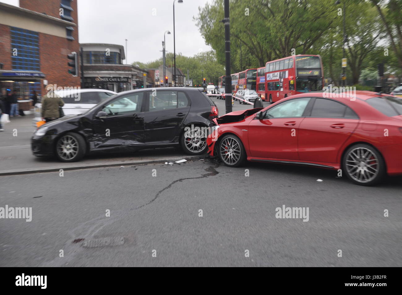 Collision à grande vitesse dans le nord de Londres juste avant l'heure de pointe, heureusement pas de piétons ont été blessés à cette jonction occupé souvent utilisé par de nombreuses personnes y compris des enfants sur leur chemin de retour de l'école. Un Mercades CLA 45 AMG dans le côté d'un Volkswagen à 'off junction station Turnpike Lane Woodgreen High Road forçant la voiture jusqu'à l'îlot et le déploiement de ses sacs d'air Banque D'Images