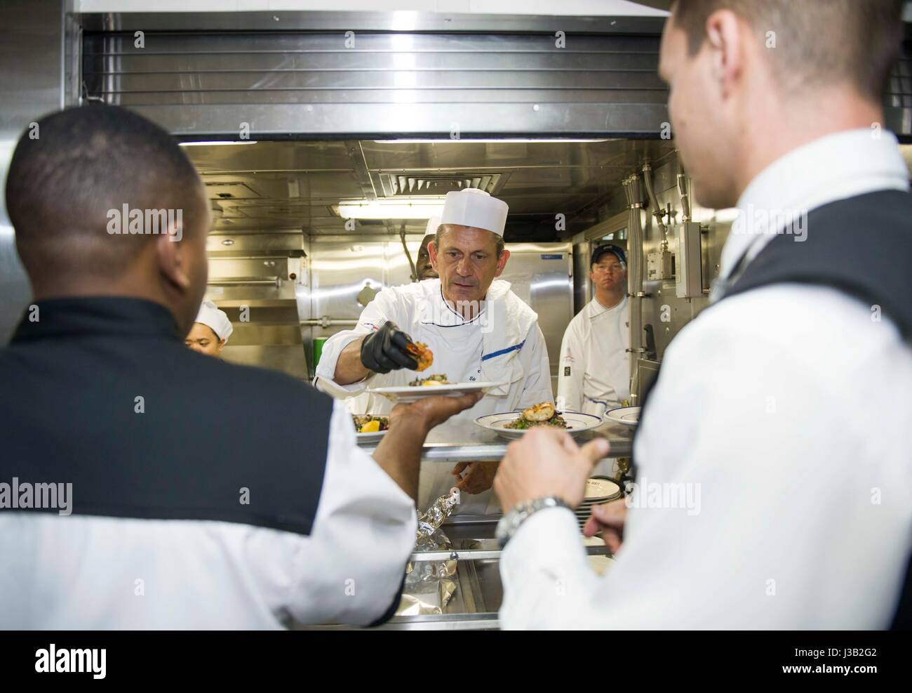 Le chef célèbre Udo Mueller, centre, aux côtés des marins de la Marine américaine préparer le déjeuner à bord du quai de débarquement amphibie USS New York lors de la 27e Semaine annuelle de 3 mai 2017 à Port Everglades, en Floride. Banque D'Images
