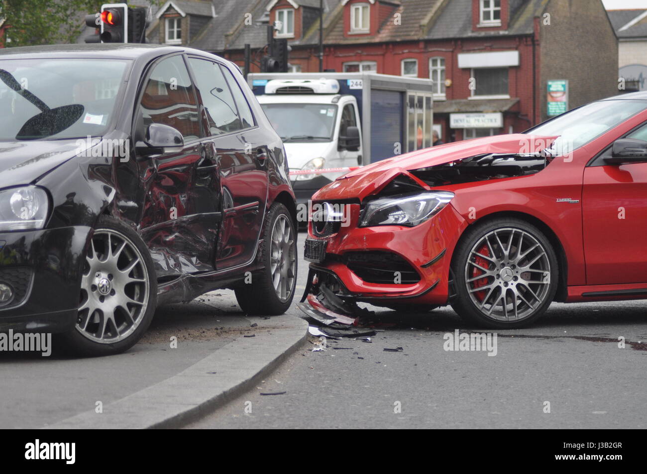 Collision à grande vitesse dans le nord de Londres juste avant l'heure de pointe, heureusement pas de piétons ont été blessés à cette jonction occupé souvent utilisé par de nombreuses personnes y compris des enfants sur leur chemin de retour de l'école. Un Mercades CLA 45 AMG dans le côté d'un Volkswagen à 'off junction station Turnpike Lane Woodgreen High Road forçant la voiture jusqu'à l'îlot et le déploiement de ses sacs d'air Banque D'Images