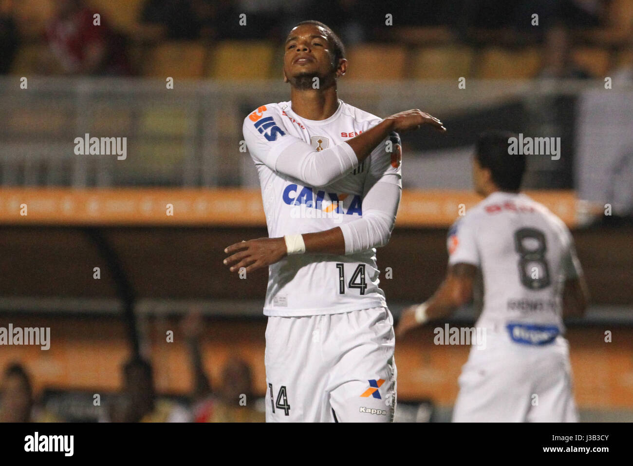 SÃO PAULO, SP - 04.05.2017 : SANTOS X SANTA FÉ - David Braz pendant le match entre Santos et Santa Fé (COL) tenue à l'Paulo Machado de Carvalho de Pacaembu, du stade. La comparaison n'est valable que pour le 4ème tour du groupe 2 de la Coupe Libertadores Bridgestone 2017. (Photo : Ricardo Moreira/Fotoarena) Banque D'Images