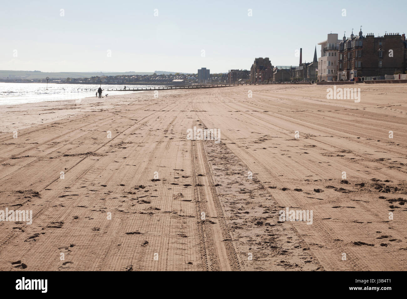 La plage de Portobello, Édimbourg, Royaume-Uni. 5 mai, 2017. La plage de Portobello sur une belle journée ensoleillée à Édimbourg, en Écosse. Météo : 5 mai 2017 Il aura une amende jour sec avec de longues éclaircies pour la plupart de la région, avec seulement la chance de certains en poussant nuage de Berwickshire et East Lothian. L'intérieur chaleureux, à l'ouest. Vents d'est modéré. Ce soir en Dumfries et Galloway. Quelques nuages bas formeront la nuit à travers les frontières de l'Est et de Lothians. L'intérieur des terres froides avec une touche de gel dans un abri. Crédit : Gabriela Antosova/Alamy Live News Banque D'Images