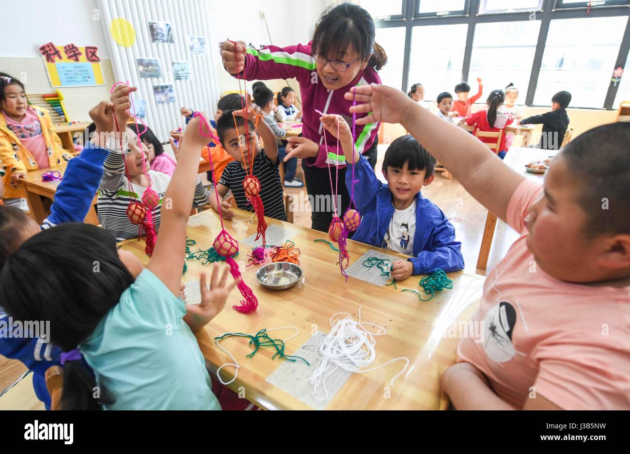 La Chine, Albert Premier dans la province de Hebei. 5 mai, 2017. Les enfants participent à une activité de décoration d'oeufs "marquage" lixia, le début de l'été en calendrier lunaire chinois, dans le nord de la Chine, Albert Premier, Province de Hebei, 5 mai 2017. Crédit : Li Xiaoguo/Xinhua/Alamy Live News Banque D'Images