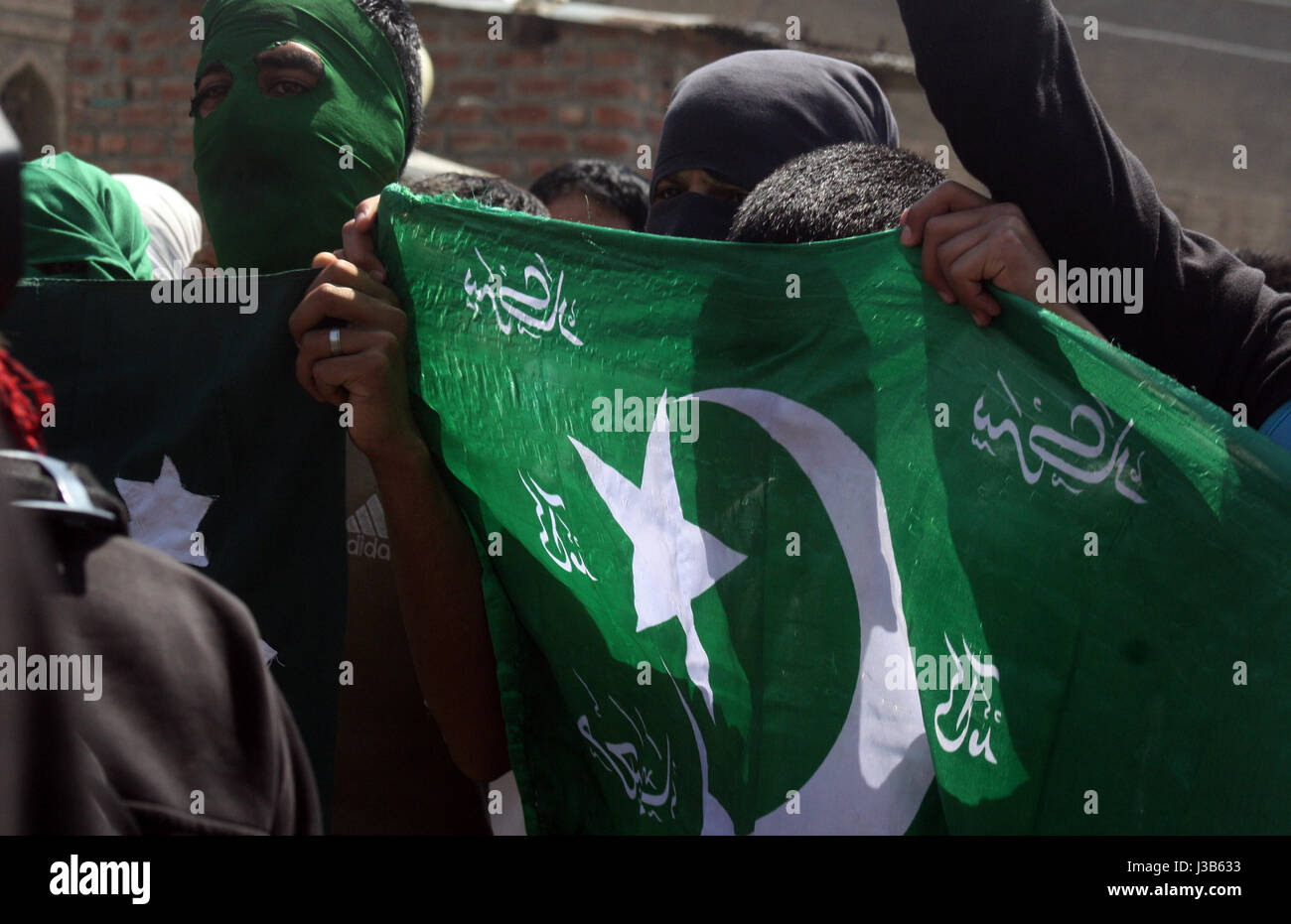 Srinagar, au Cachemire. 5 mai, 2017. Un jeune manifestant Kashmiri crier des slogans comme ils tiennent des drapeaux islamiques , au cours d'une manifestation après la prière du vendredi a appelé par les séparatistes contre la répression des militants anti-massive dans le sud du Cachemire et les allégations d'utilisation de la force contre des manifestants étudiants. Credit : Sofi suhail/Alamy Live News Banque D'Images